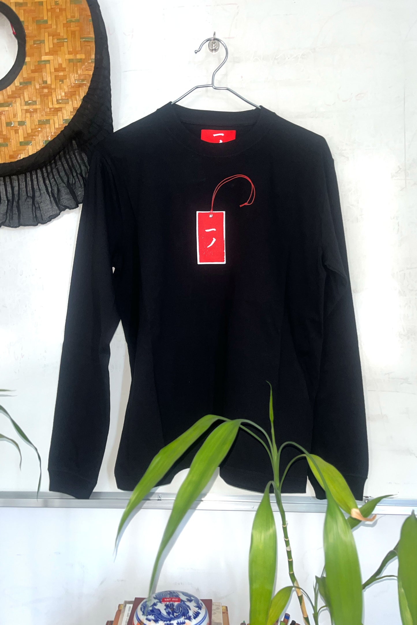 SWING TAG GRAPHIC PRINT LONG SLEEVE T-SHIRT