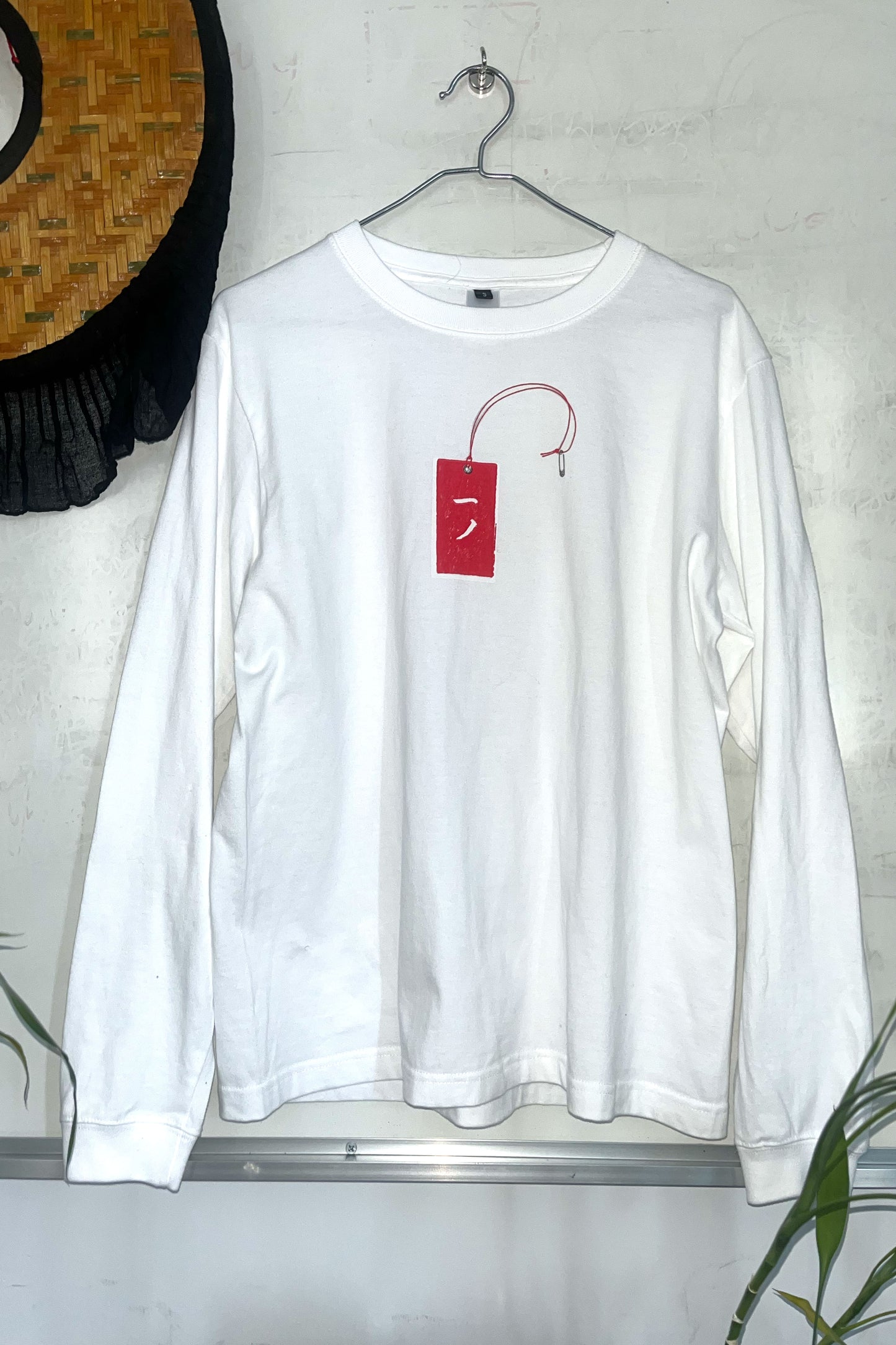 SWING TAG GRAPHIC PRINT LONG SLEEVE T-SHIRT